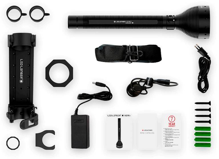 L'image montre une lampe de poche avec ses accessoires, comprenant des supports, un chargeur, un câble et des vis, disposés sur un fond blanc.