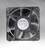 Un ventilateur d'ordinateur noir couvert d'humidité. L'étiquette indique : « DC FAN DC12V 0,37A, Modèle : RD12038B12M, 2450 tr/min ».