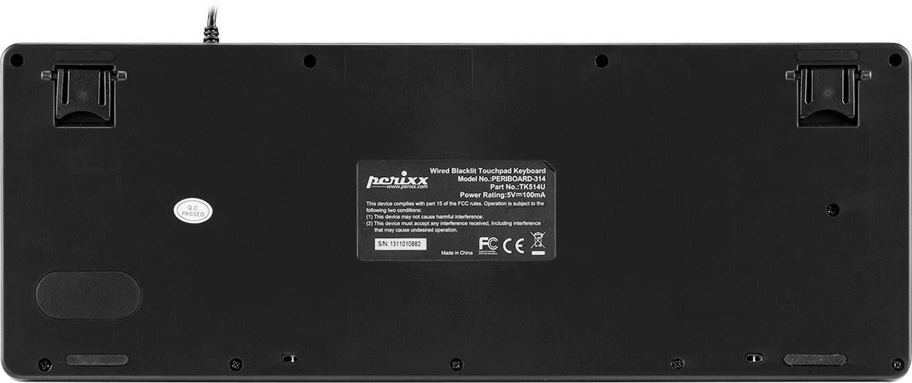 Face inférieure noire d'un clavier avec connexion filaire et pieds rabattables, étiquette du fabricant visible au centre.