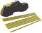 Chaussure noire avec des rayures jaunes et noires le long du talon. Plusieurs rayures identiques sont posées au sol devant elle.