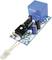 Circuit électronique avec un relais bleu, une LED, des résistances et d'autres composants, probablement partie intégrante d'un circuit électrique.