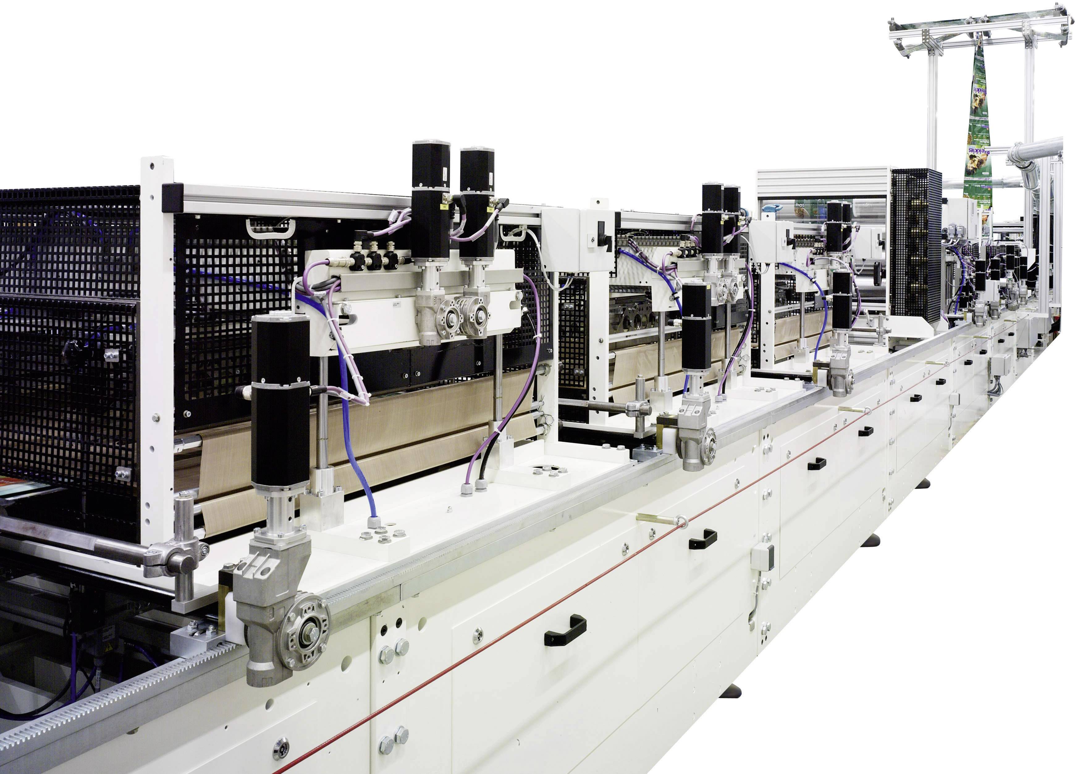 Une installation de fabrication industrielle avec un convoyeur sur lequel plusieurs machines sont disposées en série. Des produits sont reconnaissables en arrière-plan.