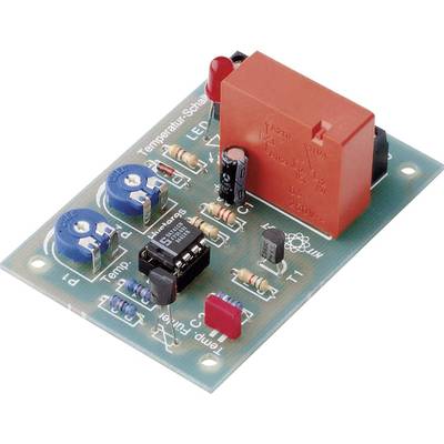 Une carte de circuit imprimé verte avec divers composants, comprenant des résistances, un grand relais rouge, une puce IC et deux potentiomètres bleus.