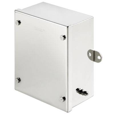 Boîte métallique argentée de forme rectangulaire, suspendue verticalement. Des vis et un support sont visibles sur le côté.