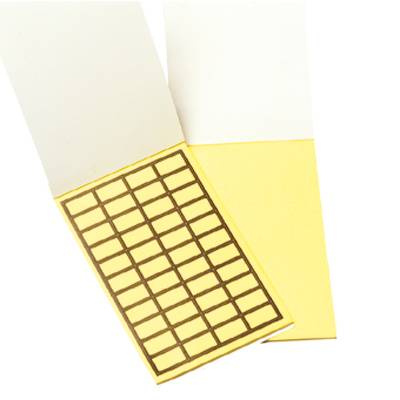 Feuille jaune avec des motifs carrés et rectangulaires dorés imprimés, représentée dans une vue en biais.