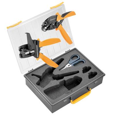 Mallette grise en plastique avec couvercle ouvert. Contient deux outils de câblage orange et une paire de ciseaux bleus dans des découpes en mousse préformées.