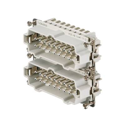 Un connecteur électrique rectangulaire à deux rangées de broches métalliques pour la connexion de câbles dans des applications techniques.