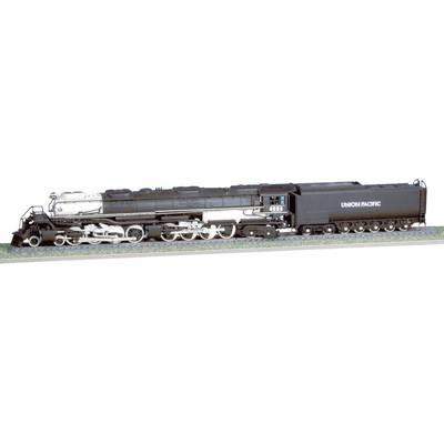 Une locomotive à vapeur noire de Union Pacific sur des rails, photographiée de côté.