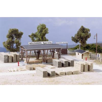 Un commerce de bois portant l'enseigne 'Holzhandel Span & Co.'. Des piles de planches de bois sont rangées. Des arbres sont visibles en arrière-plan.