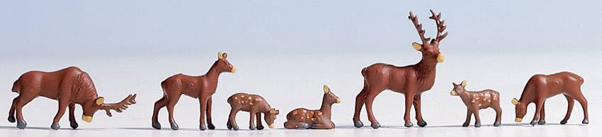 Six cerfs miniatures en ligne, de gauche à droite : un élan, deux chevreuils, deux faons en position couchée, un cerf, un chevreuil.