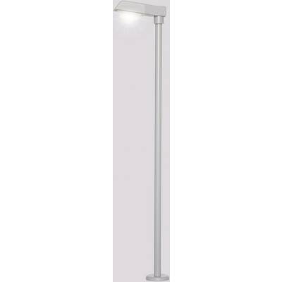 Une lampe sur pied élégante, argentée, avec un abat-jour rectangulaire lumineux, adaptée aux intérieurs modernes.
