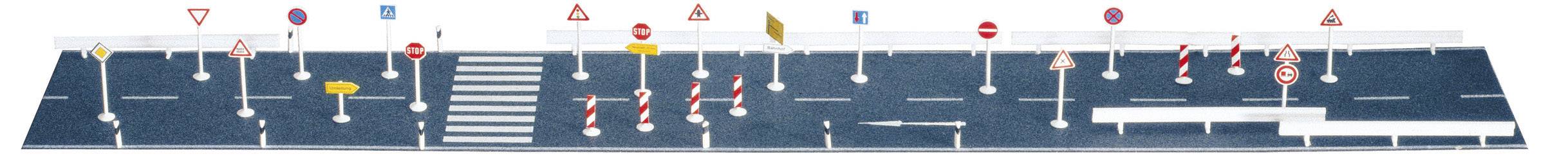 Une vue de rue avec différents panneaux de signalisation, comprenant des panneaux stop, des limitations de vitesse et des signalisations de chantier.