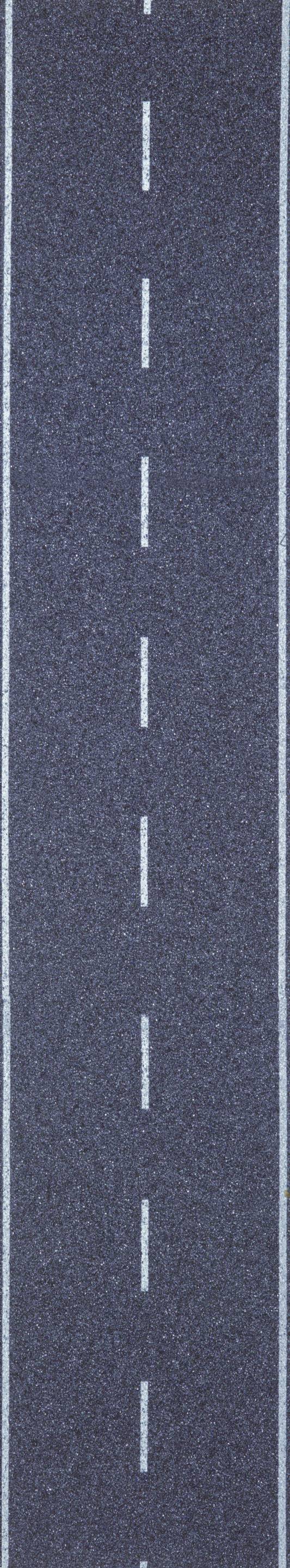 Une longue ligne droite peinte sur un asphalte sombre, séparant deux voies de circulation.