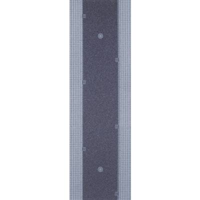 Un long élément vertical texturé sur un fond gris clair, probablement partie intégrante d'un design architectural ou artistique.