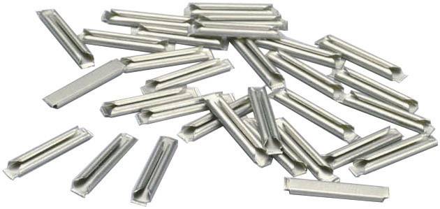 Plusieurs trombones argentés sont éparpillés de manière désordonnée sur une surface blanche.