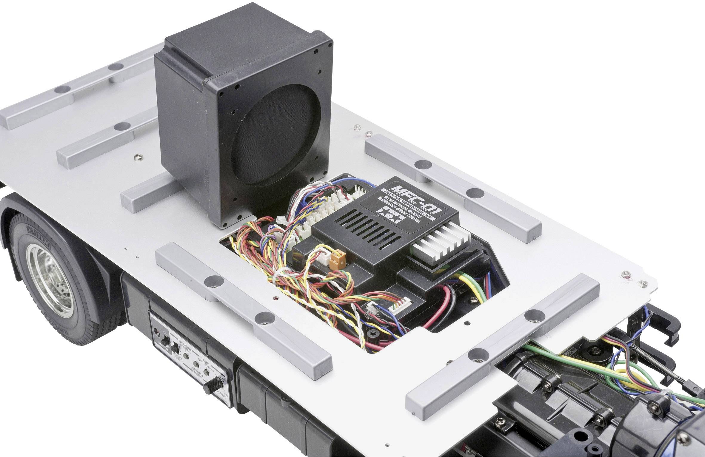 Châssis de véhicule modèle avec une unité de commande électronique (MFC-01) et des composants câblés visiblement montés sur la plateforme.