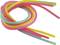 Des pailles en plastique colorées, entrelacées, en rose, jaune, orange et vert.