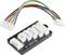 Un adaptateur multiprises avec des câbles de différentes couleurs utilisés pour connecter des composants électroniques.
