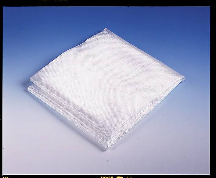 Un chiffon blanc et plié repose sur une surface bleue et blanche.