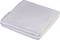 Un chiffon de nettoyage blanc plié, à la surface texturée, est posé sur un fond neutre.