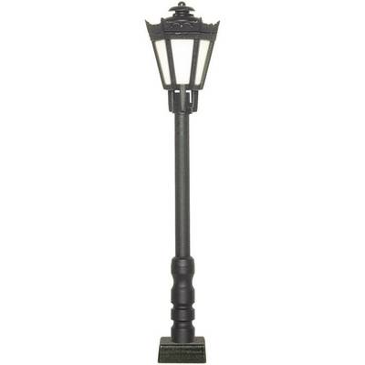 Une lanterne noire décorative de style classique, avec un abat-jour hexagonal, droite sur son socle.