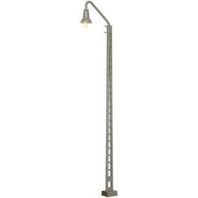 Un mât élancé de lampadaire gris, avec un bras courbé et un abat-jour rond, diffusant une lumière chaude vers le bas.