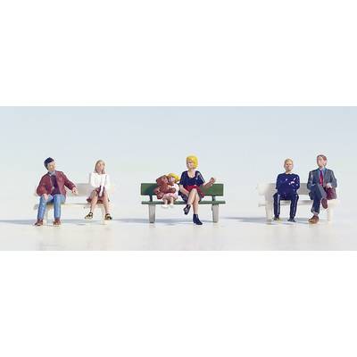 Des figurines miniatures sont assises sur des bancs : un homme portant une veste rouge, une femme en blanc, une femme avec un enfant et un ours en peluche, deux personnes en noir.