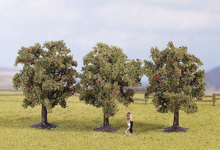 Une scène miniature montre trois arbres en fleurs sur un pré, avec un couple miniature enlacé sous l'un des arbres.