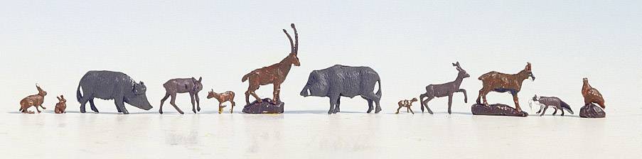Une série de figurines d'animaux en métal, comprenant un sanglier, des antilopes et des lièvres, sont disposées sur une surface claire.