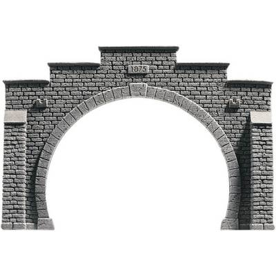 'Ancien arc de pierre avec inscription datée de 1875.'