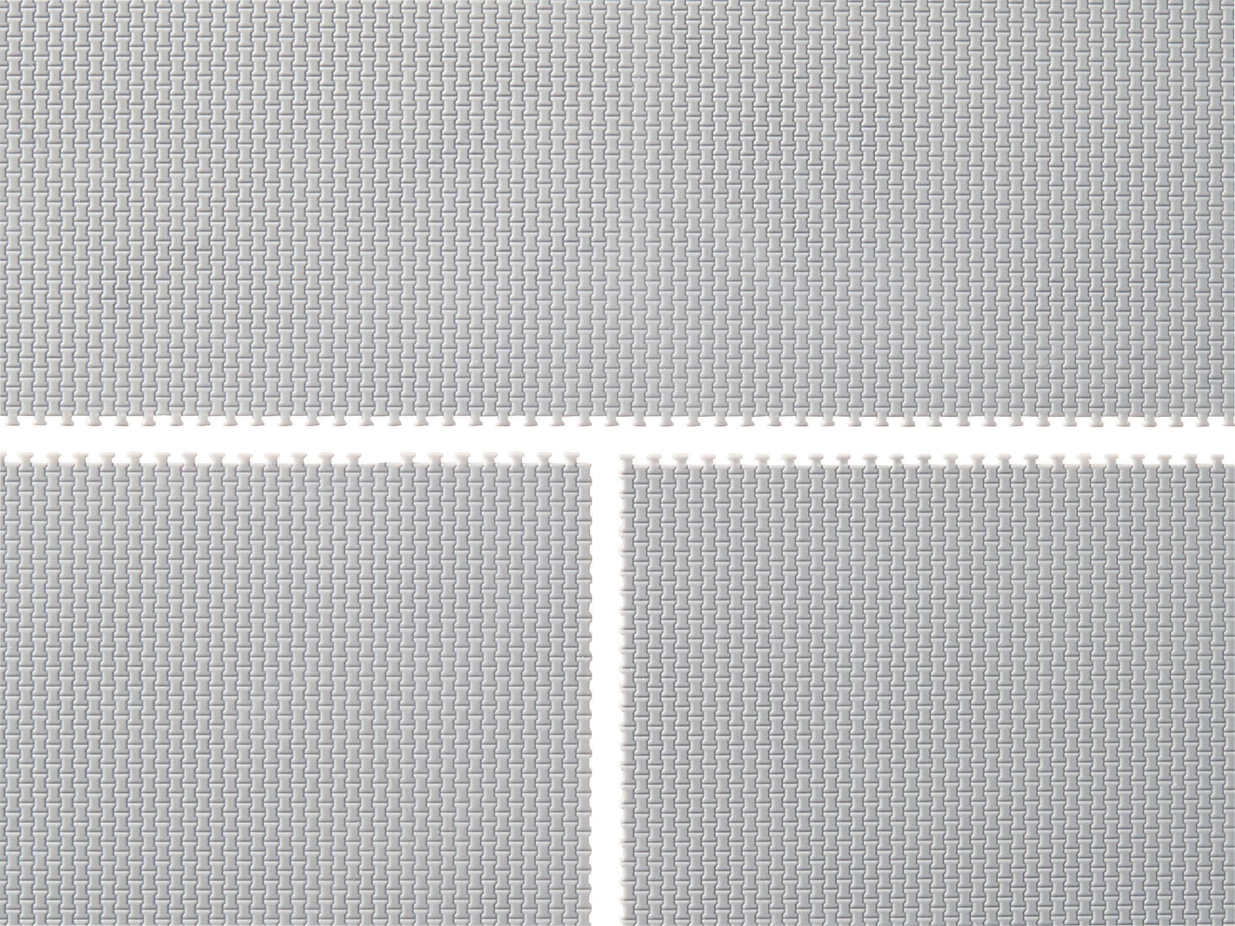 'Tapis gris avec motif tressé et connecteurs en plastique blanc.'