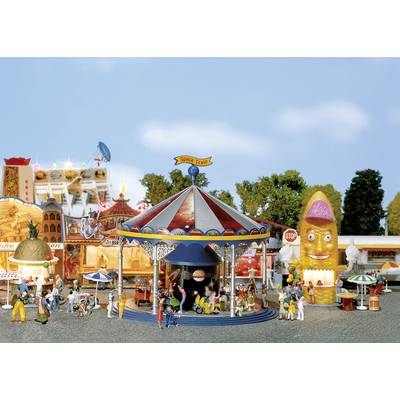 Une fête foraine animée avec un carrousel au centre, entouré de stands de forains, de stands de nourriture et de nombreux visiteurs dans une ambiance joyeuse.