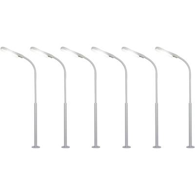 Cinq lampadaires identiques alignés, tous brillamment éclairés.