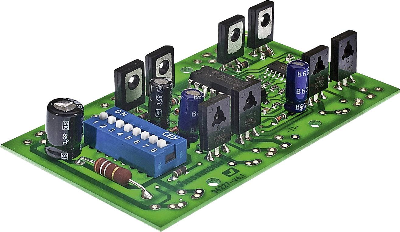 Circuit électronique vert avec des interrupteurs bleus, des transistors et des condensateurs disposés sur la plaquette.