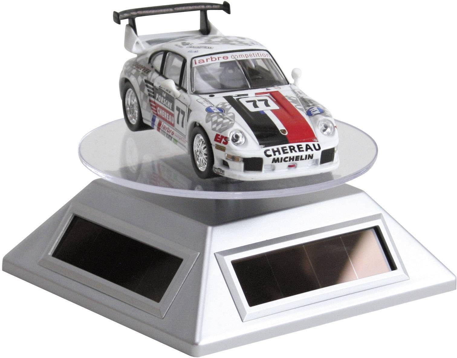 Une miniature de voiture de course à l'échelle 1:43 est posée sur un socle rotatif miroir qui semble fonctionner à l'énergie solaire.