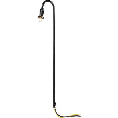 Une lanterne noire avec un support incurvé et une ampoule lumineuse à son sommet.
