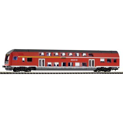 Une voiture de train régional rouge à deux niveaux, avec plusieurs fenêtres et portes. En haut est inscrit 'REGIO DB'. Le train est à l'arrêt.