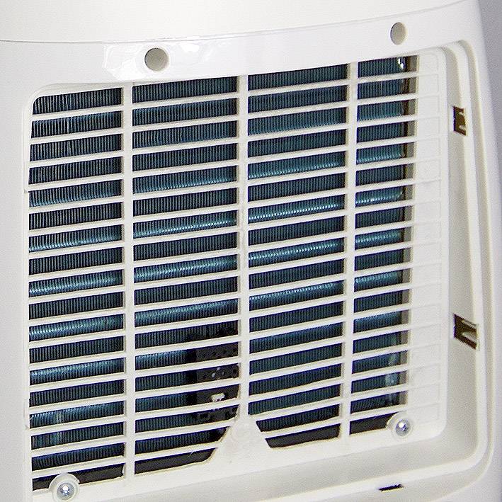 Un ventilateur blanc avec un boîtier rectangulaire en plastique et des ailettes de refroidissement bleues visibles derrière une grille blanche.