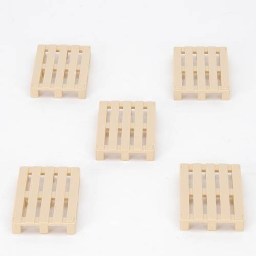 Cinq petites palettes beiges disposées sur un fond blanc.