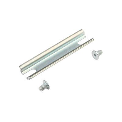 Support métallique et deux vis. Le support possède des rainures pour la fixation, probablement partie d'un kit de montage.
