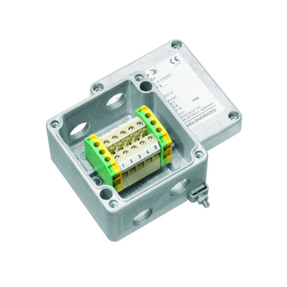 Boîte de jonction métallique avec couvercle ouvert montrant le câblage interne et les connexions électriques, montée sur une plaque.