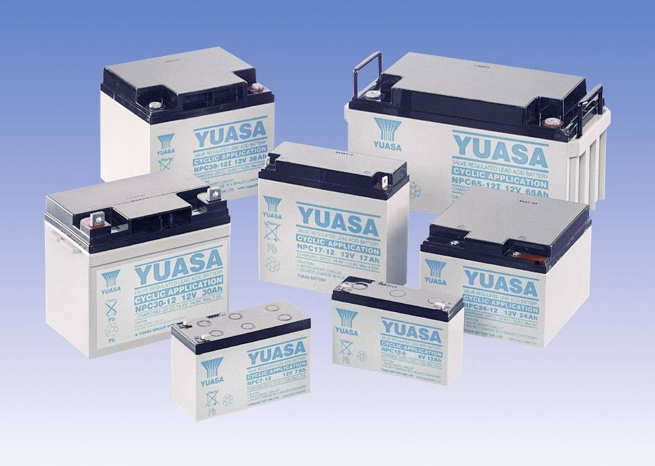 Plusieurs batteries Yuasa de différentes tailles et capacités sur un fond bleu, un produit réputé pour les applications cycliques.