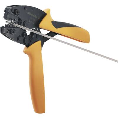 Un outil de dénudage jaune et noir coupe un câble. L'outil possède des poignées ergonomiques et une lame réglable.