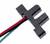 Connecteur avec trois câbles de couleurs : rouge, noir et vert.