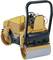 Un petit rouleau compacteur jaune avec deux tambours en métal, adapté aux travaux de construction sur asphalte ou gravier.