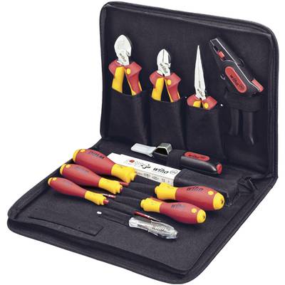 Ensemble d'outils dans un sac noir, comprenant des tournevis, des pinces, un cutter et un niveau à bulle. Idéal pour les électriciens.