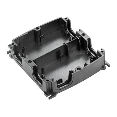Boîtier noir en matériau robuste, forme rectangulaire avec plusieurs compartiments et points de fixation, adapté aux applications techniques.