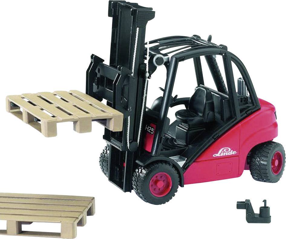 Un chariot élévateur rouge de marque Linde soulève une palette en bois. Une autre palette est posée en bas à gauche.