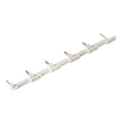 Une bande de plastique blanc et long avec plusieurs connecteurs et broches métalliques. Utilisée pour établir une connexion électrique.