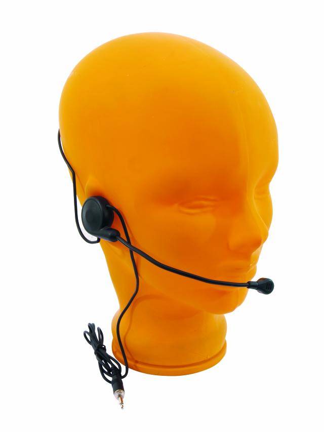 Une mannequin orange porte un casque noir avec microphone, relié par un câble à une prise audio.